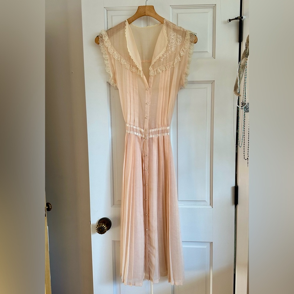 Exquisite Vintage Peachy Perfection Lace Trimmed Dress